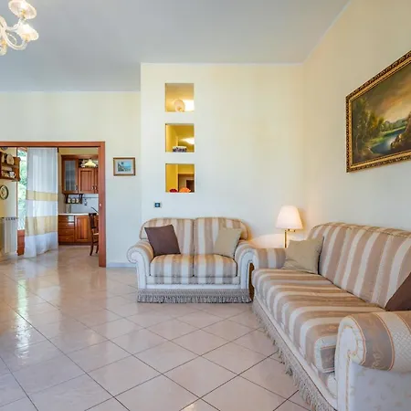 Apartment Roomy Flat Near The Sea