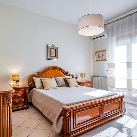 Roomy Flat Near The Sea
