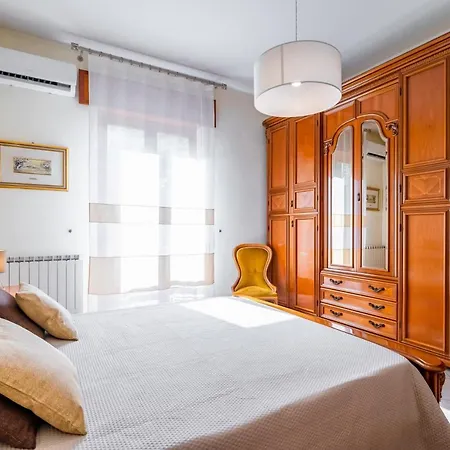 Apartmán Roomy Flat Near The Sea *